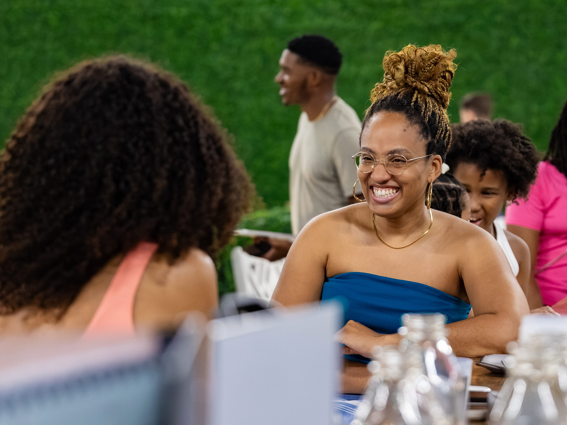 A group of attendees laughing together at a table